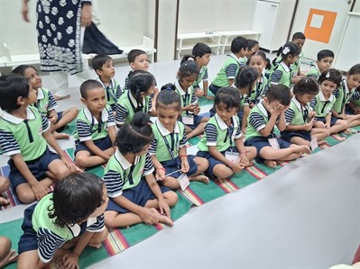 दंतवैद्यांची शाळेला भेट 